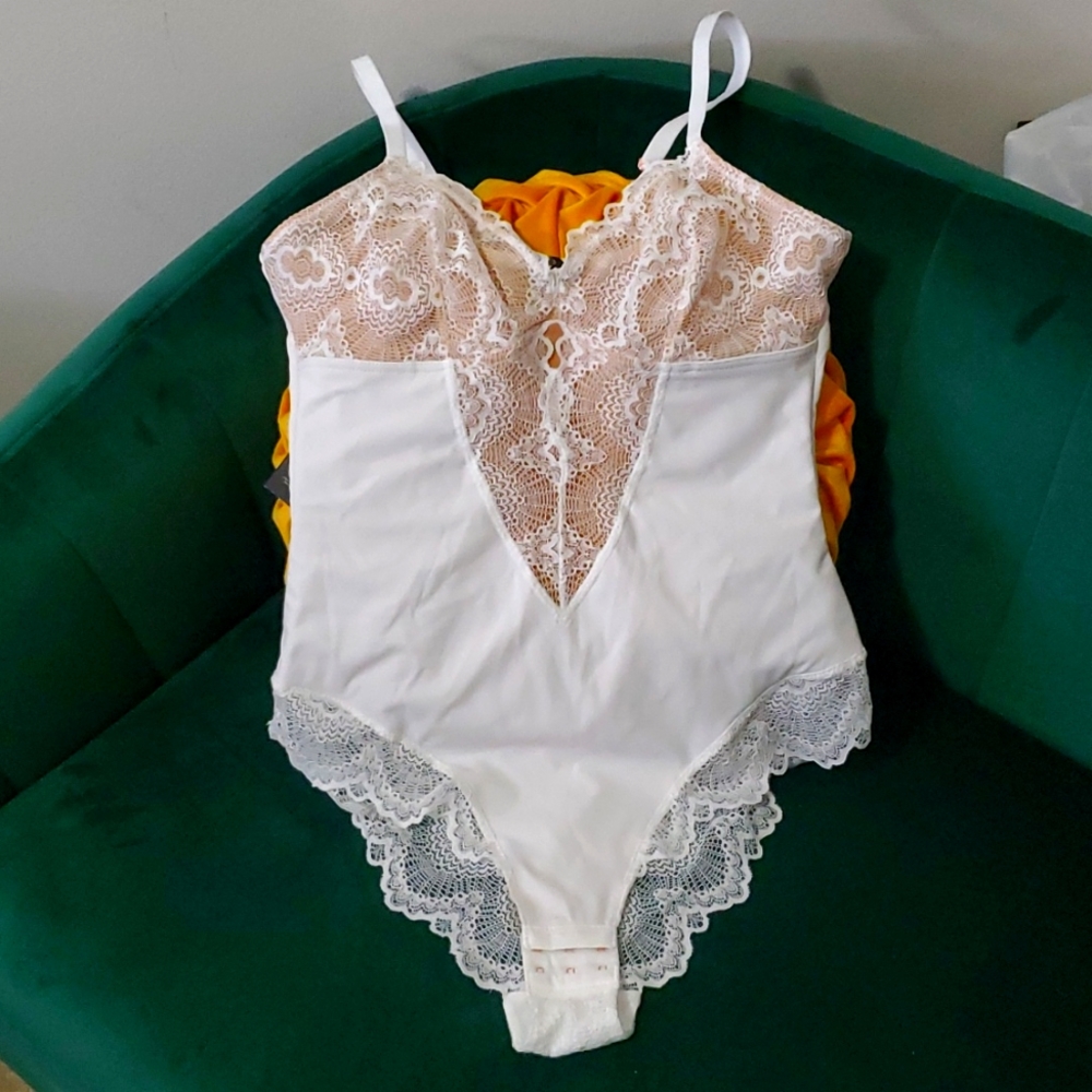 Pinsy Sculpting Lace Shapewear Bodysuit, Size Medium, White